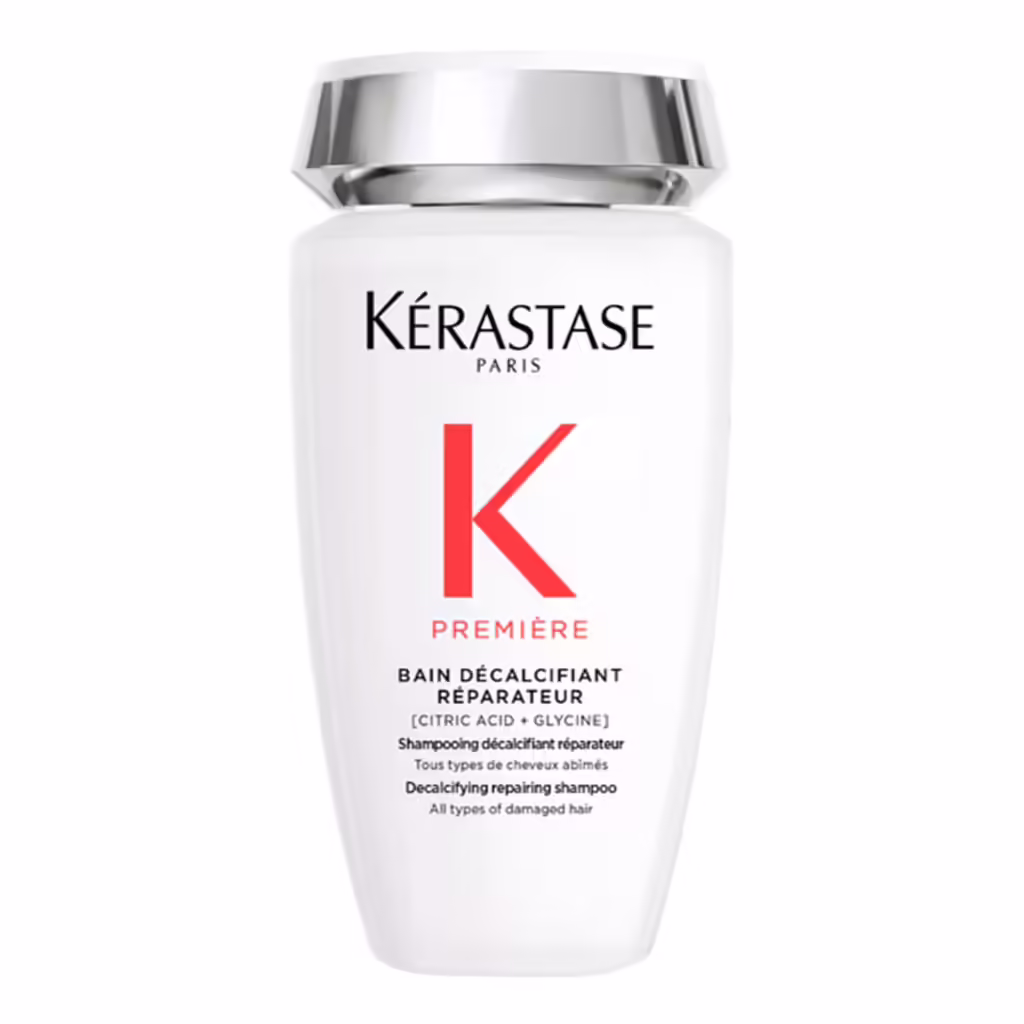 Beyaz renkli, gümüş kapaklı Kérastase Première serisine ait, üzerinde kırmızı 'K' harfi ve Decalcifying repairing shampoo ibaresi yer alan bu onarıcı şampuan, kuru saçlar için nem rutininde saçları derinlemesine besleyip güçlendirmeye yardımcı olarak canlı bir görünüm kazandırmayı hedefliyor.