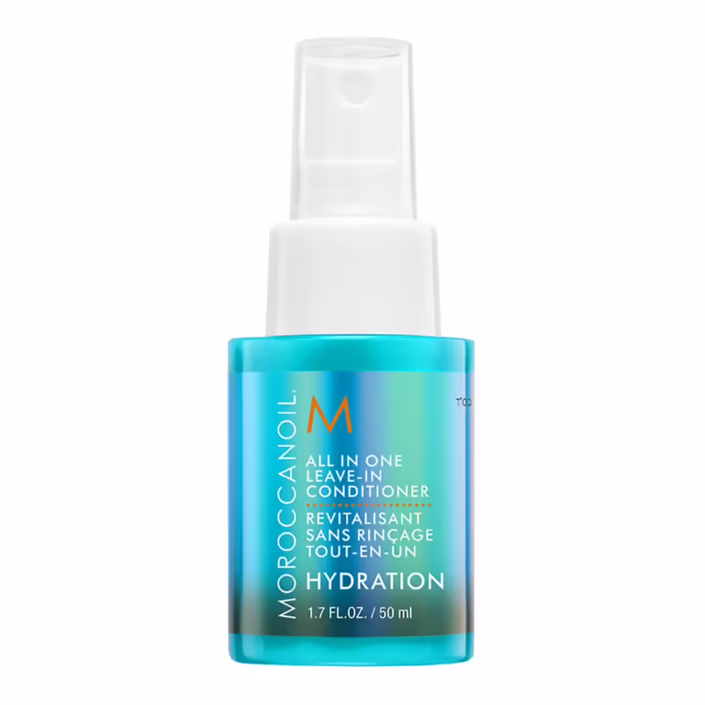 Moroccanoil markasına ait, hafif turkuaz renkli sıvı içeren şeffaf sprey şişesi, özellikle kuru saçlar için geliştirilmiş hepsi bir arada durulanmayan saç kremi olarak saçlara yoğun nem sağlamayı ve nem rutinini desteklemeyi vaat ediyor.