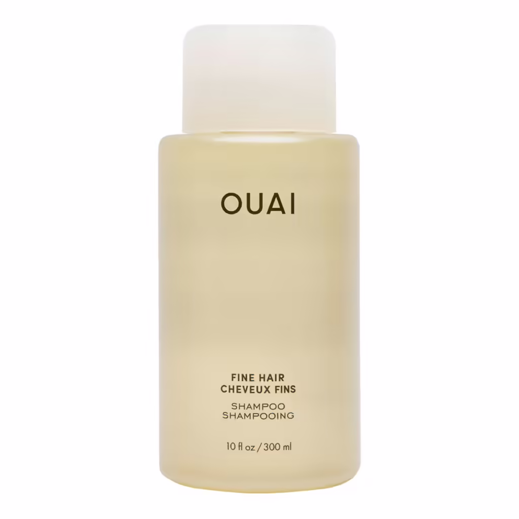 Beyaz kapaklı, hafif yarı saydam ve açık sarı renkli OUAI markalı, üzerinde FINE HAIR SHAMPOO ve 300 ml ibareleri bulunan şampuan şişesi, kuru saçlar için etkili bir nem rutininde ince telli saçlara özel bakım sağlamayı hedefliyor.
