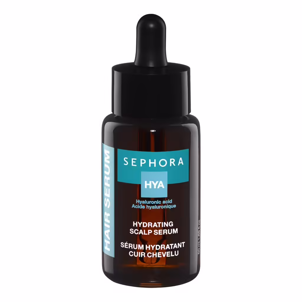 Beyaz bir arka plan önünde, siyah damlalıklı kapağı olan kahverengi cam şişedeki Sephora Hydrating Scalp Serum, Hyaluronic acid içeren formülüyle kuru saçlar için etkili bir nem rutini sunarak saç derisini derinlemesine beslemeye yardımcı oluyor.