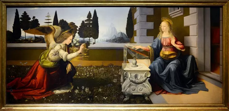 Uffizi Müzesi'ndeki Leonardo da Vinci'nin Annunciazione tablosu. Melek Cebrail'in Meryem Ana'ya müjdeyi getirdiği an tasvir edilmiş. Meryem bir kürsüde oturmuş, melek diz çökmüş. Arka planda Rönesans bahçesi, uzakta dağlar ve deniz detayları. Perspektif ve ışık kullanımındaki ustalık.