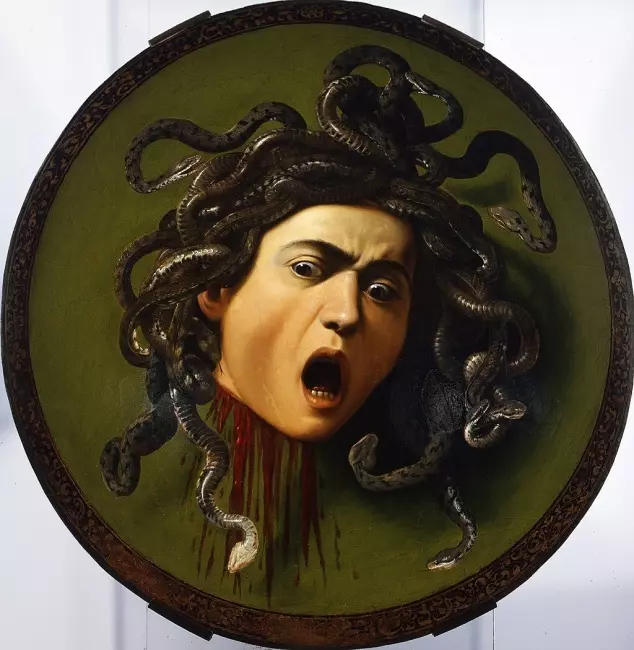 Uffizi Galerisi'ndeki Caravaggio'nun Medusa tablosu. Mitolojik figür Medusa'nın kesik başı kalkan üzerine resmedilmiş. Yılan saçları ve korku dolu, kanlı yüz ifadesiyle Barok dönem gerçekçiliği ve dramı.