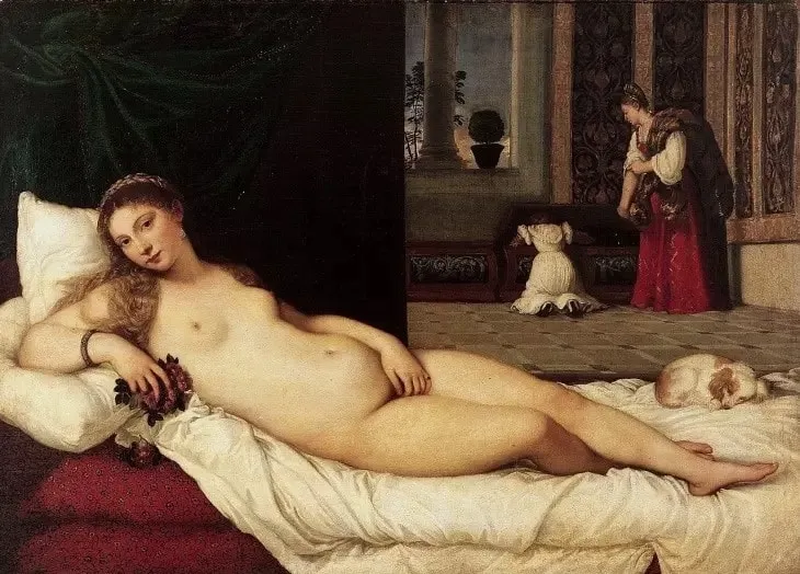 Uffizi Galerisi'ndeki Tiziano'nun Urbino Venüsü tablosu. Yatakta uzanmış çıplak bir kadın figürü, arka planda hizmetçiler ve bir köpek. Rönesans'ın erotik portre geleneği, zengin renk paleti ve usta ışık kullanımıyla dikkat çeken Venedik Okulu eseri.
