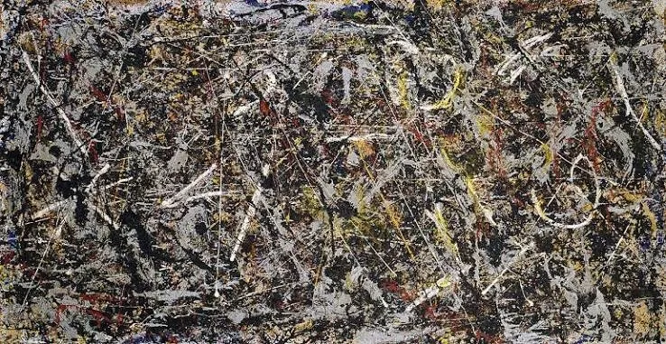 Jackson Pollock'un Alchemy adlı tablosunda, tuvalin tamamına yayılan, birbirine karışmış siyah, beyaz, gri, sarı, kırmızı ve kahverengi tonlarında boya damlaları ve çizgileriyle dolu, dinamik ve katmanlı soyut bir kompozisyon öne çıkıyor.