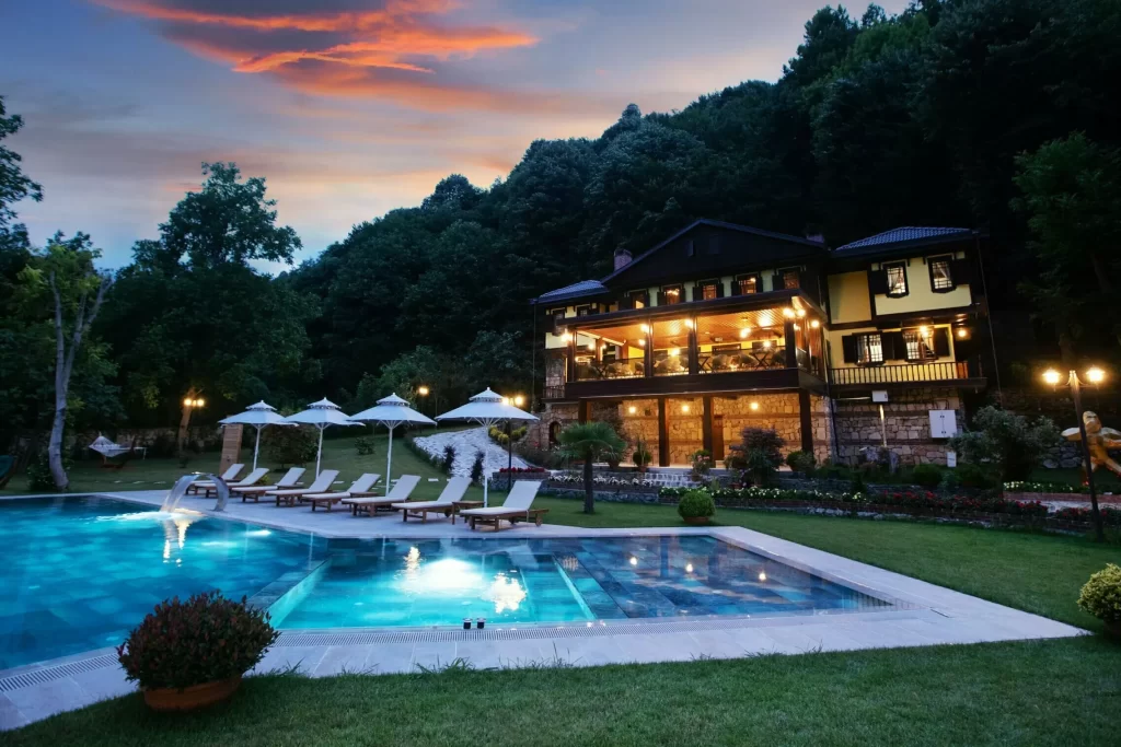 Sapanca Casa Giallo butik otelin geniş bahçesi, yüzme havuzu ve doğayla iç içe huzurlu atmosferi