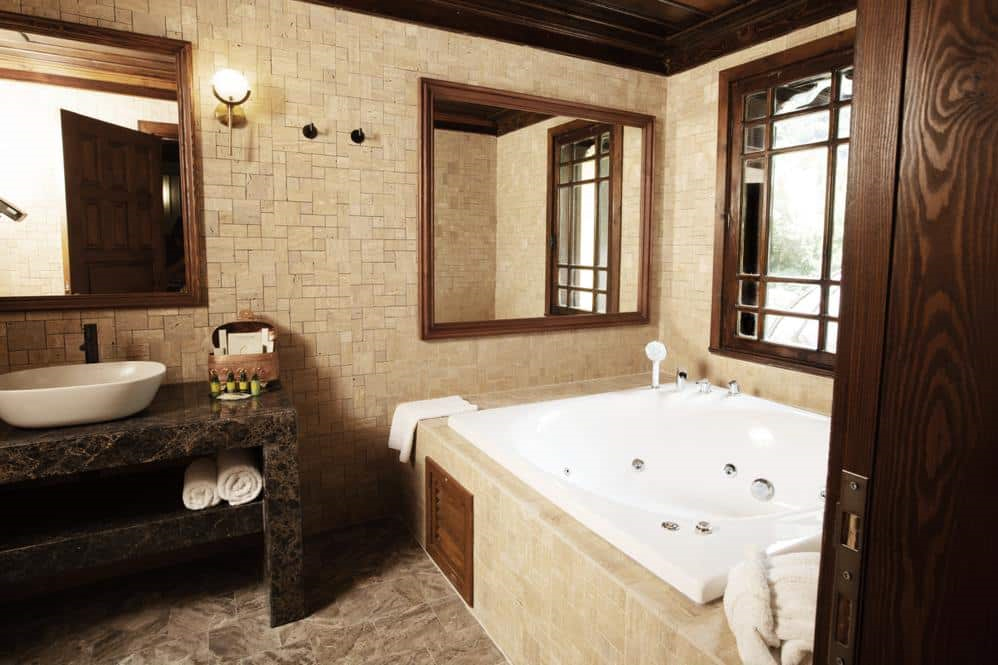 Casa Giallo butik otel odasında şık tasarımlı jakuzili banyo ve konforlu detaylar