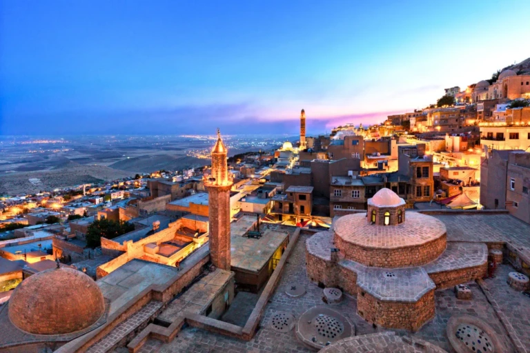 Mardin’in En İyi Restoran ve Kafeleri: Taş Sokaklardan Mezopotamya Manzarasına Uzanan Lezzetler