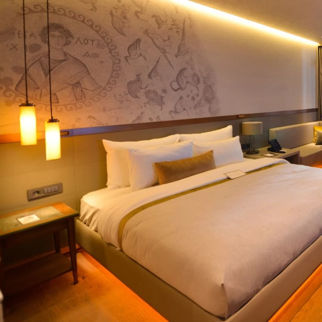 Museum Hotel Antakya’da modern tasarımlı, duvarında antik mozaik motifleri bulunan geniş yatak odası