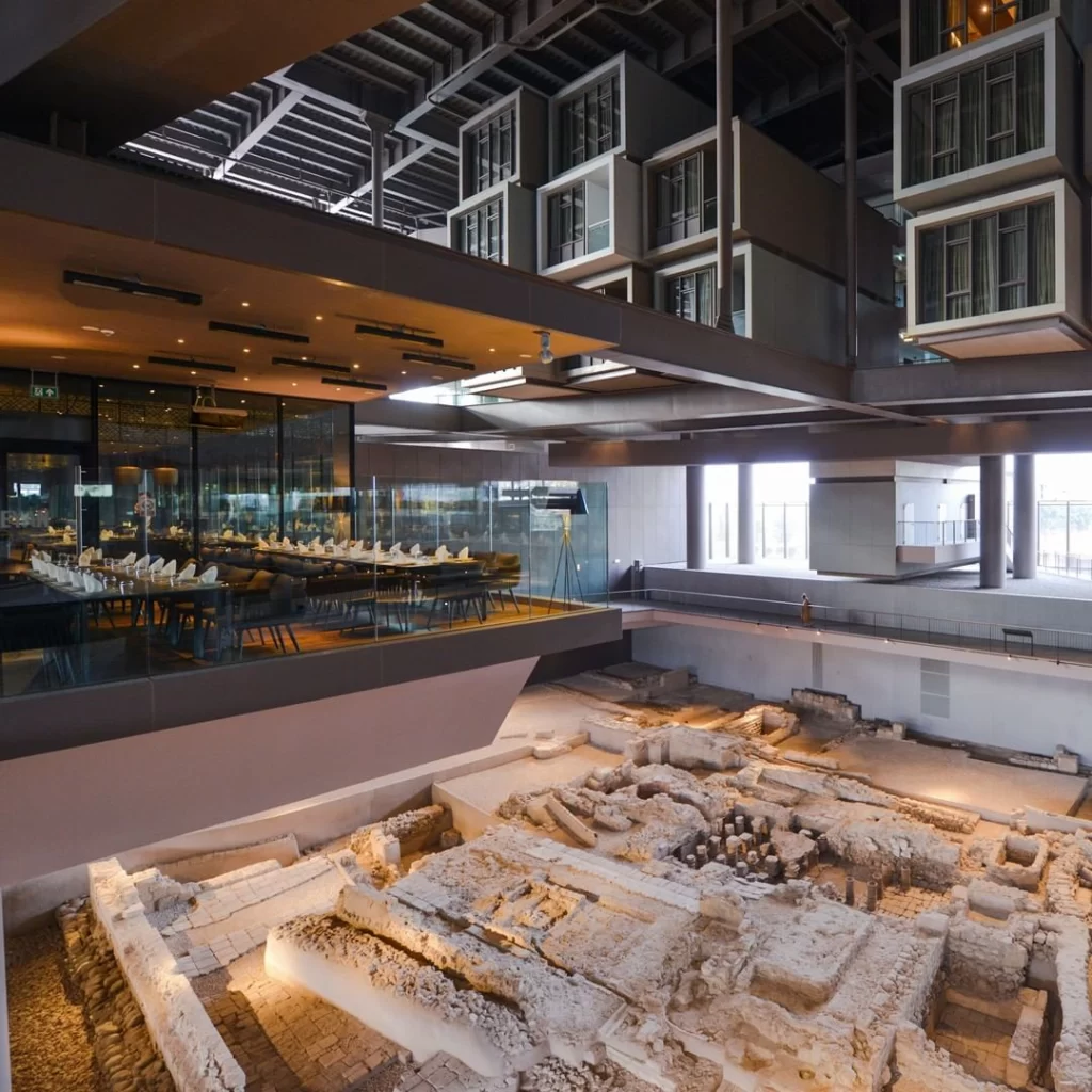 Museum Hotel Antakya’nın antik kalıntılar üzerine inşa edilmiş modern mimarisi ve cam restoran bölümü