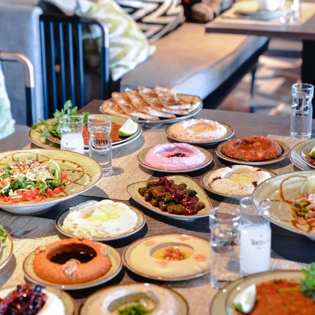 Museum Hotel Antakya restoranında sunulan yöresel lezzetlerle dolu zengin meze sofrası.