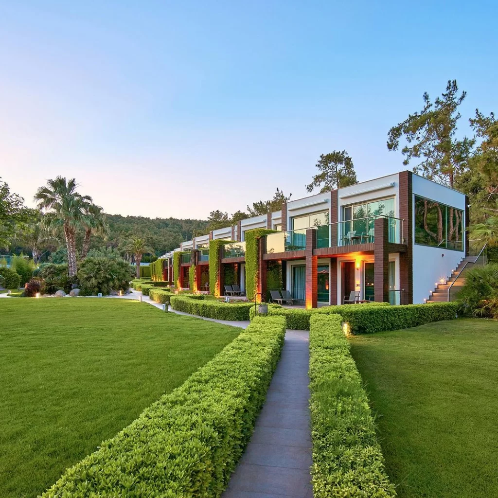 Cunda Adası’nda doğa ile iç içe konumlanan Ortunç Hotel’in modern mimariye sahip bahçe manzaralı odaları