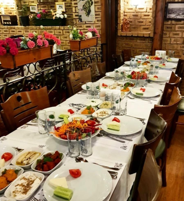 Piraye Taş Plak Meyhanesi, Kadıköy’de uzun sofralar, zengin meze çeşitleri ve sıcak ambiyansıyla klasik İstanbul meyhane kültürünü yaşatan mekan.