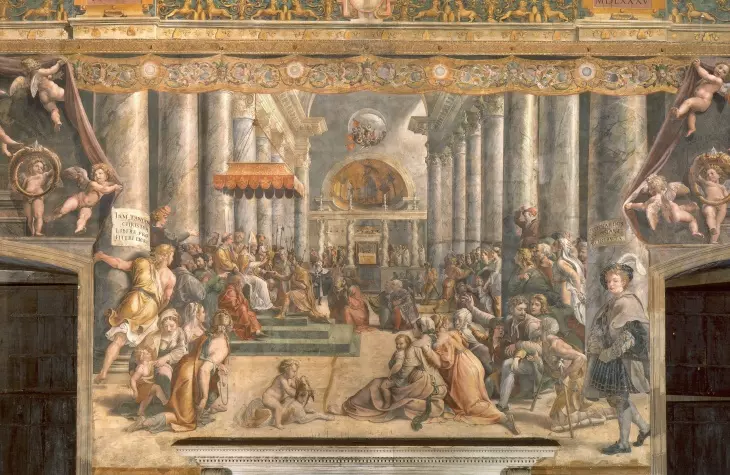 Raffaello Sanzio da Urbino'nun önemli eserleri arasında yer alan bu detaylı freskte, görkemli bir mimari yapının içinde, dini liderlerin ve filozofların bir araya geldiği, kutsal ayini simgeleyen bir masa etrafında toplanmış çok sayıda figür, geniş bir kalabalık ve çevredeki melek tasvirleriyle dolu süslemelerle bezenmiş, karmaşık ve etkileyici bir kompozisyon sergilenmektedir.