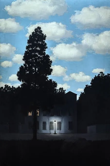 René Magritte'in Işık İmparatorluğu adlı tablosunda, gündüz mavisi bulutlu bir gökyüzünün altında karanlık bir evin önünde duran uzun, koyu renkli bir ağaç ve parlayan bir sokak lambasının yarattığı sürreal bir gece manzarası tasvir edilmiştir.