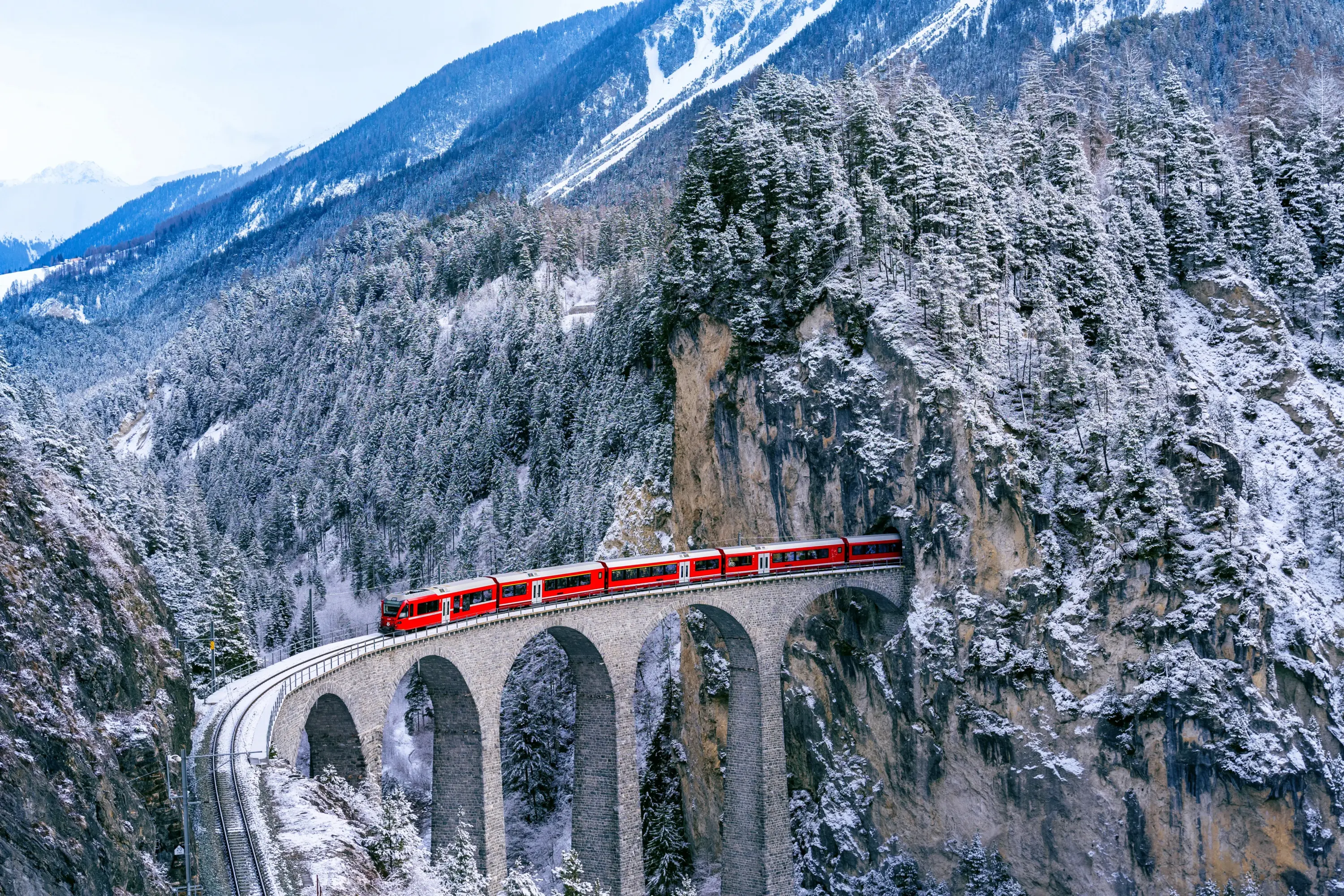 İsviçre Alpleri’nde Landwasser Viadüğü’nden geçen kırmızı Bernina Express treni.