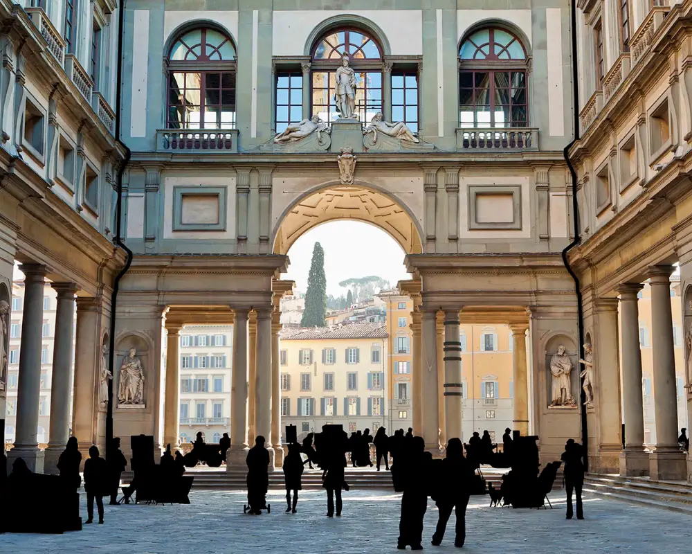 Floransa'daki Uffizi Müzesi'nin dış cephesi. Rönesans mimarisinin U şeklindeki iki katlı yapısı, Piazza della Signoria'ya bakıyor. Müze, Medici ailesi tarafından ofis olarak inşa edilmiş ve daha sonra galeriye dönüştürülmüş. İtalyan Rönesansı'nın önemli eserlerine ev sahipliği yapıyor.