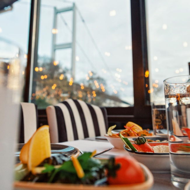 Ya Sonra? Meyhane Ortaköy’de Boğaz manzarası eşliğinde meze tabağı ve rakı sofrası