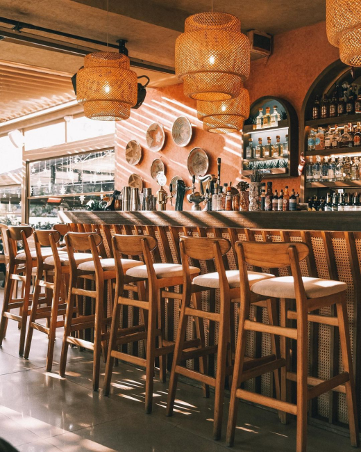 Allen Kitchen & Cocktail bar iç mekanı ve oturma alanı