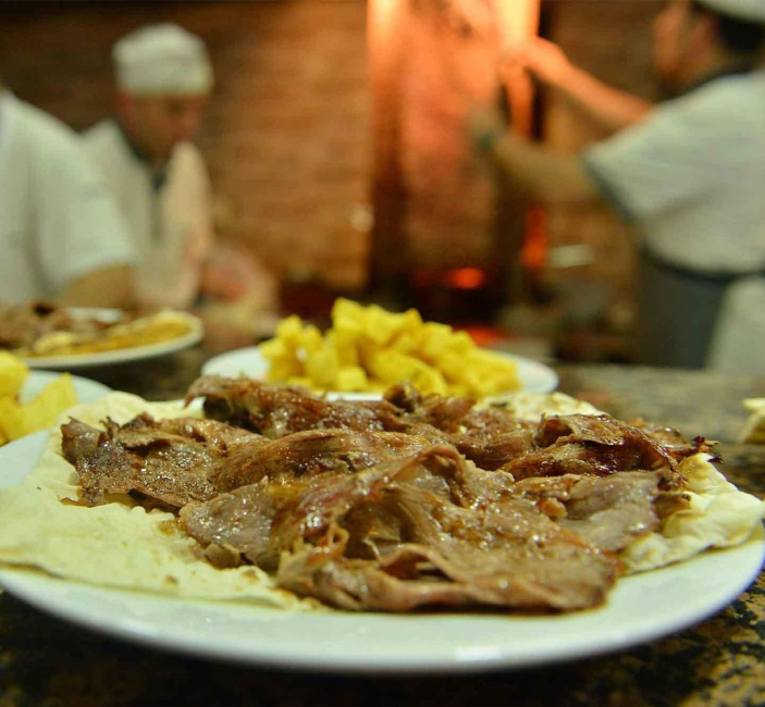 Bayramoğlu Döner Kavacık şubesi – tandır lavaş içinde odun ateşinde pişmiş döner servisi