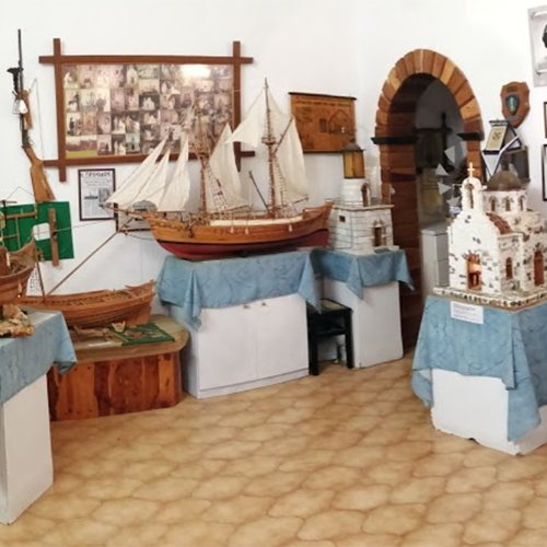 Paros seyahat rehberinin bahsettiği gibi, adanın geleneksel tekne yapımını ve Kiklad kültürünü sergileyen Benettos Skiados Müzesi'nde, beyaz duvarlı bir odada, ince detaylı ahşap yelkenli gemi, küçük balıkçı tekneleri, kubbeli bir kilise ve bir deniz feneri gibi el yapımı minyatür modeller, mavi örtülü vitrinlerde ziyaretçilere sunuluyor.