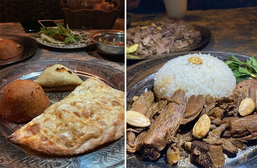 Metal işlemeli iki ayrı tepside sunulan zengin yemek masasında, soldaki tabakta yuvarlak ekmek, üçgen şeklinde içli köfte ve lavaş benzeri yassı ekmek bulunurken, sağdaki tepside bademlerle süslü pilavın eşliğinde özenle pişirilmiş et parçaları ve taze maydanoz göze çarpıyor.