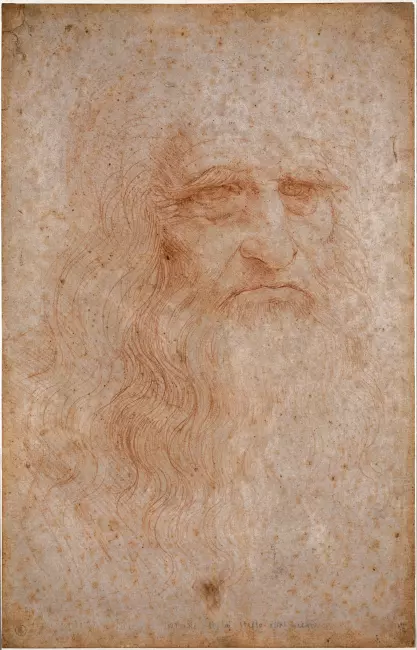 Dünyaca ünlü ressam Leonardo da Vinci'nin kırmızı tebeşirle çizilmiş, yaşlı ve uzun sakallı yüzünü gösteren, düşünceli bir ifadeye sahip, yıpranmış görünümlü bir kağıt üzerindeki otoportresi.