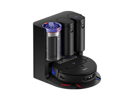 Siyah, yuvarlak Dyson Spot+Scrub AI robot süpürge, Dyson logosu ve önündeki kırmızı-mavi fırça detaylarıyla, üzerinde şeffaf su haznesi ve iki siyah silindirik haznenin bulunduğu istasyonunda şarj olurken görülüyor, bu güçlü robot süpürge yapay zeka destekli leke algılama ve 60°C sıcak suyla paspas yıkama özellikleriyle koltuk altına giren modeller arasında öne çıkıyor.