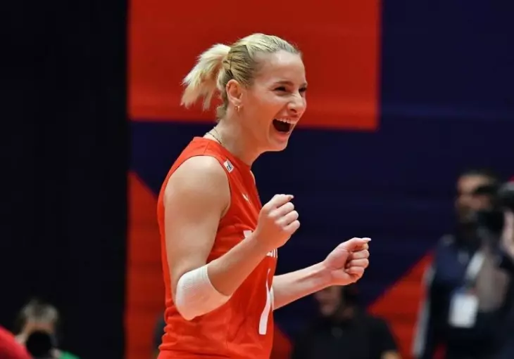 Milli voleybolcu Gizem Örge, Türkiye A Milli Kadın Voleybol Takımı formasıyla sevinç anı.