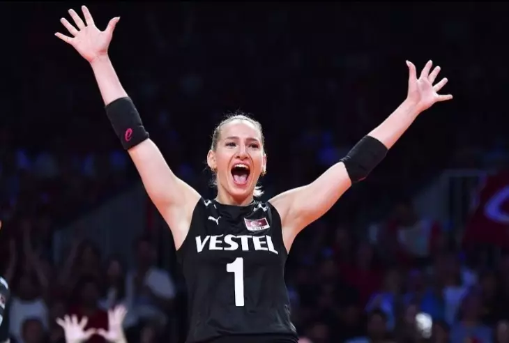 Türk voleybolunun yıldızı Gizem Örge, Vestel sponsorlu siyah milli takım formasıyla coşku dolu kutlama.
