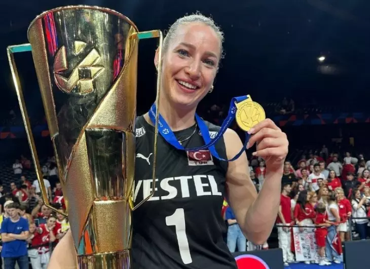 Gizem Örge, Türkiye Kadın Voleybol Milli Takımı ile Avrupa Şampiyonluğu sonrası kupa ve altın madalyasıyla.