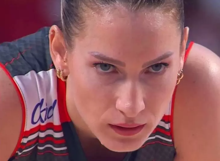 Milli voleybolcu Gizem Örge, maç sırasında odaklanmış ve kararlı bakışlarıyla Türk voleybolunun simge libero oyuncusu.