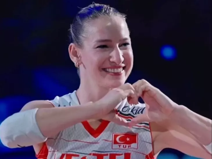 Gizem Örge, Türkiye milli takım formasıyla kalp hareketi yaparak taraftarlara sevgi gösteriyor.