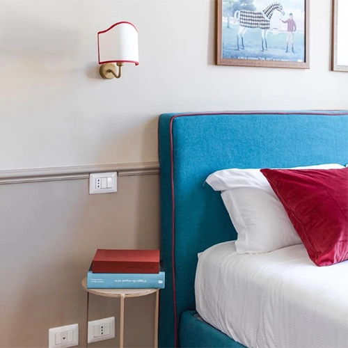 Marka Adı: Hotel Donna Francesca
Ürün Adı: Hotel Donna Francesca Konforlu Otel Odası
Ürün Cinsiyeti: Belirtilmemiş
Ürün Tipi: Otel Odası
Ürün Sezonsallığı: Dört Mevsim
Ürün Çeşidi: Butik Otel Odası
Ürün Özellikleri: Bu otel odası, Roma'daki tarihi bir binanın otantik dokusunu modern ve canlı tasarım unsurlarıyla harmanlar. Odanın odak noktasındaki turkuaz rengi kumaş kaplı, kırmızı biyeli yatak başlığı, beyaz ve tertemiz nevresimler ile kadife dokulu kırmızı kırlentlerle birlikte şık ve davetkar bir uyku alanı sunar. Beyaz ve gri tonlardaki duvarlar, altın rengi bir aplik ve dekoratif çerçeveli bir tablo ile kişiselleştirilmiş bir ambiyans yaratılmıştır. Komodin ve kolay erişilebilir prizler gibi pratik detaylar düşünülmüştür. Küçücük ve temiz olarak tanımlanan bu oda, misafirlerine kendilerini evlerinde hissettirecek samimi bir atmosfer sunar ve özel isteğe göre odaya getirilen zengin içerikli kahvaltı servisi ile güne konforlu bir başlangıç yapma imkanı sağlar.
Öne Çıkan Detaylar:
- Canlı turkuaz yatak başlığı ve kırmızı tasarım detayları.
- Misafirlerin isteğine göre odaya özel zengin kahvaltı servisi.
- Tarihi bir bina içinde yer alan modern ve samimi konforlu tasarım.
Kimler Kullanıyor?: Roma'nın zengin tarihini keşfederken modern konfor ve kişisel dokunuşları bir arada arayan gezginler. Şehrin kalabalığından sonra huzurlu bir sığınak bulmak isteyen, küçük ama temiz ve şık odalarda konaklamayı tercih edenler. Özellikle sabah kahvaltısının odalarına gelmesi gibi ayrıcalıklı hizmetlere değer veren ve güne hızlıca başlayıp Roma sokaklarına karışmak isteyen herkes için ideal bir seçenektir.