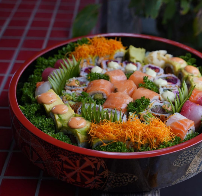 Kandilli İoki’de somon, avokado ve sebzelerle hazırlanan renkli sushi tabağı, Anadolu Yakası’nın en iyi sushi restoranlarından
