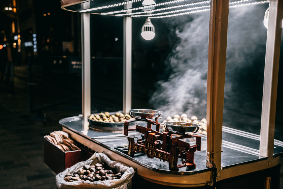 İstanbul sokaklarında közde pişirilen kestane kebap tezgâhı, dumanı tüten sıcak kestaneler