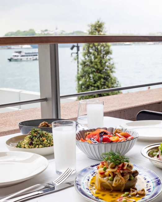 Galataport Kiva Restaurant’ta Boğaz manzaralı masada Anadolu mutfağından meze çeşitleri ve rakı servisi