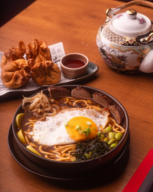 Suadiye Konoha restoranında ramen ve yan lezzetlerle Japon mutfağı sunumu