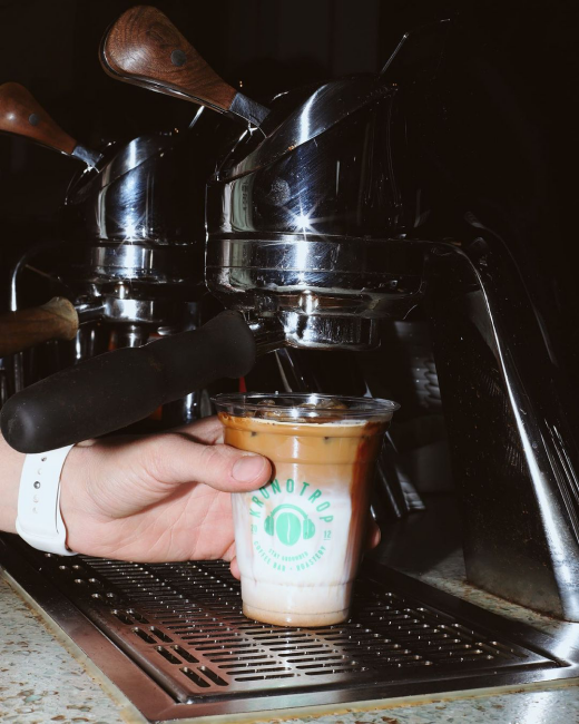 Caddebostan Kronotrop’ta espresso makinesinden hazırlanan buzlu kahve