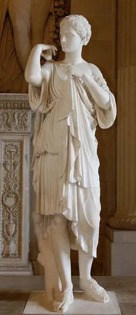 Louvre Müzesi'nde görülmesi gereken eserlerden biri olan bu büyüleyici beyaz mermer kadın heykeli, zarif duruşu, sol kolunu hafifçe kaldırmış pozu ve akıcı kumaş kıyafetiyle Antik Dönem'in sanatsal zarafetini yansıtıyor.