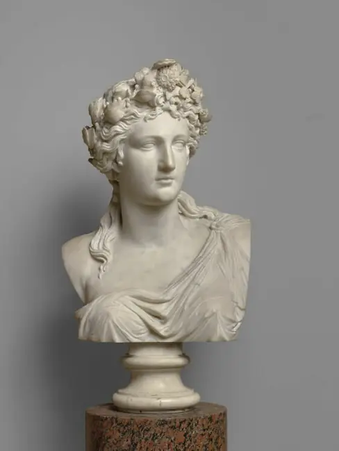Louvre Müzesi'nde mutlaka görülmesi gereken eserlerden biri olarak yer alan, başına meyve ve yaprak motifleriyle süslü gür bir çelenk takmış, omuzlarına dökümlü bir kumaş sarılı, zarif ifadesiyle hafifçe sağa bakan, beyaz mermerden yontulmuş klasik bir kadın büstü, altındaki pembe-kahverengi mermer kaide üzerinde sergilenmektedir.