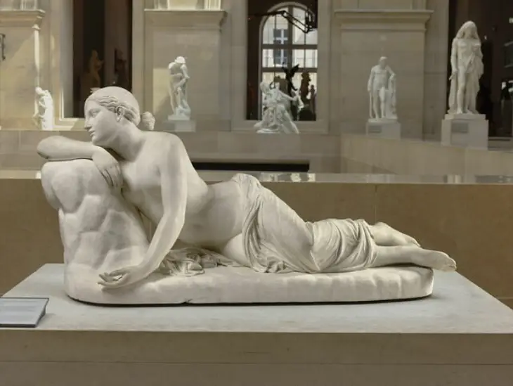 Louvre Müzesi'ndeki görülmesi gereken eserlerden biri olan, mermerden yapılmış, bir kayaya yaslanarak sol tarafına uzanmış, zarifçe örtülmüş kadın figürü heykeli, arkasında müze salonunun diğer heykelleriyle birlikte sergileniyor.