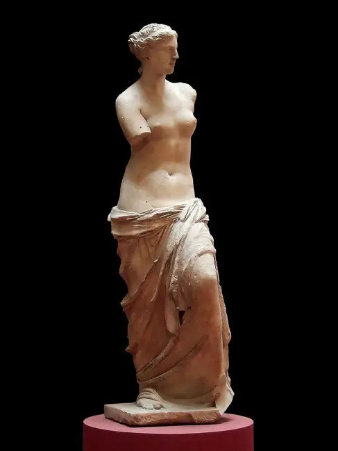 Louvre Müzesi'ndeki görülmesi gereken eserler arasında yer alan, klasik güzelliğiyle dikkat çeken, sağa doğru dönük duran, kolları olmayan ve kalçasından aşağıya doğru drapeli mermer Venüs de Milo heykeli, kırmızı bir kaide üzerinde karanlık bir arka plan önünde sergileniyor.