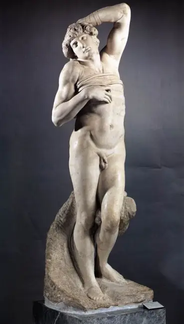 Louvre Müzesi'ndeki önemli eserlerden biri olan, tam boy mermer bir erkek heykeli, başı hafifçe geriye eğik, yukarı bakarken sol kolunu sargılı bir şekilde yukarı kaldırmış ve sağ eliyle göğsündeki kumaşı tutarken doğal bir kayalık kaide üzerinde duruyor.