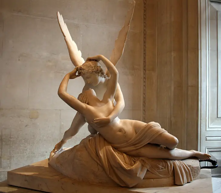 Aşk ve Ruh'un Öpücüğü adlı ikonik mermer heykel, Louvre Müzesi'nin mutlaka görülmesi gereken eserlerinden biri olarak, kanatlı tanrı Cupid'in kollarını kaldırmış, yatağa uzanmış Psyche'yi nazikçe öptüğü ve ikilinin zarifçe sarıldığı dramatik bir anı tasvir ediyor.