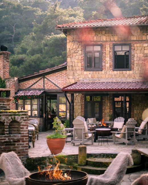 Manici Kasrı’nın taş mimarili otel binası ve avluda ateş çemberiyle huzurlu oturma alanı