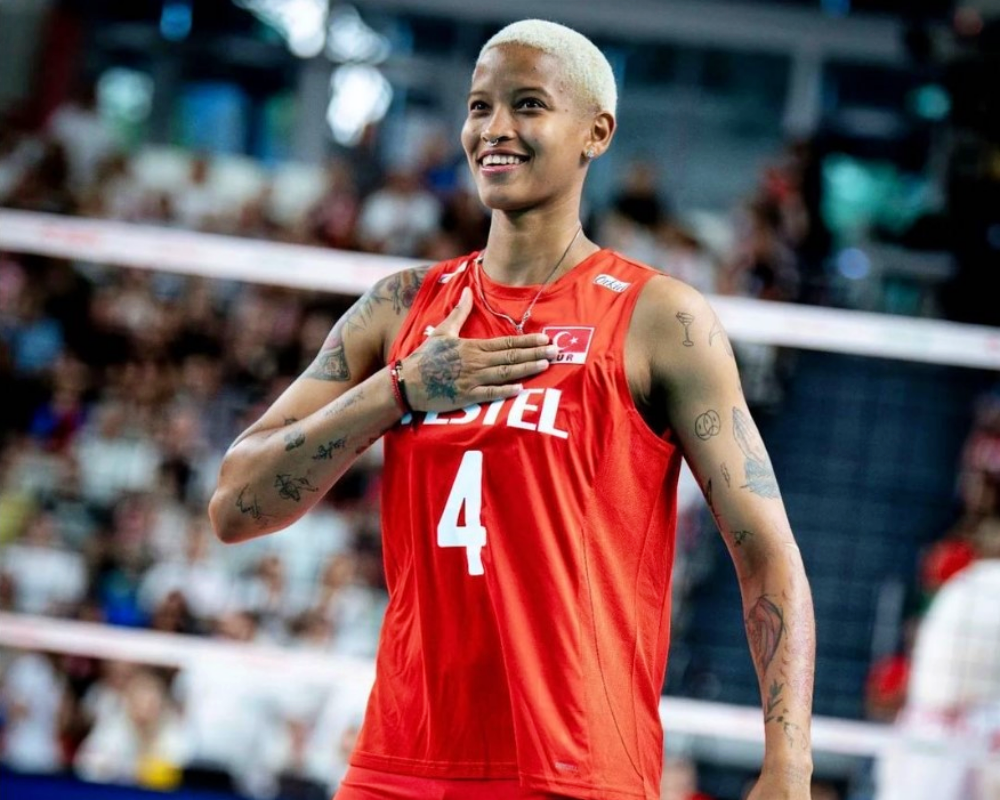 Türkiye A Milli Kadın Voleybol Takımı oyuncusu Melissa Vargas, milli forma ile sahada elini kalbine götürürken