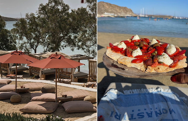 Paros Seyahat Rehberi'nde bahsedilen Monastiri Paros'taki sakin koya ait bu geniş görselde, sol tarafta kiremit rengi şemsiyeler ve rahat minderlerle donatılmış kumsal dinlenme alanı dikkat çekerken, sağ tarafta deniz ve tekneler eşliğinde, üzerinde Monastiri Paros yazan bir havlunun yanında, taze domates, mozzarella, zeytin ve kapariyle bezenmiş lezzetli bir Akdeniz usulü pide tabağı görünüyor.