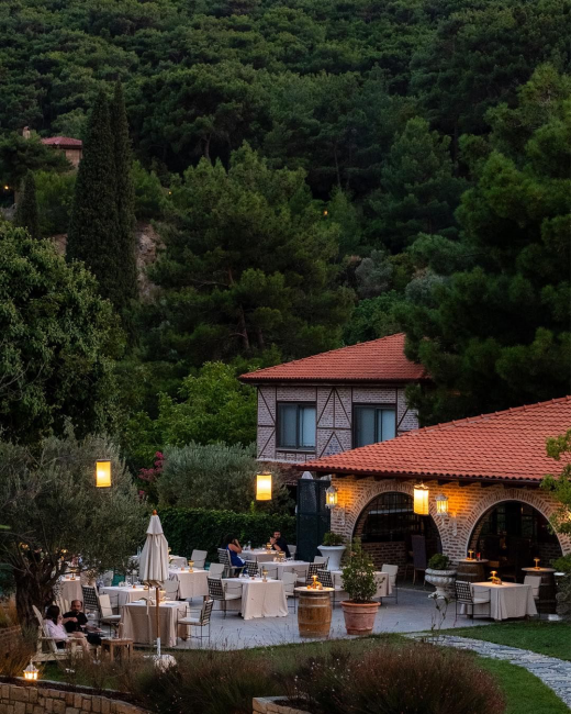 Kaz Dağları’nda Nadas Otel’in taş mimarili binası ve doğayla iç içe açık hava restoranı