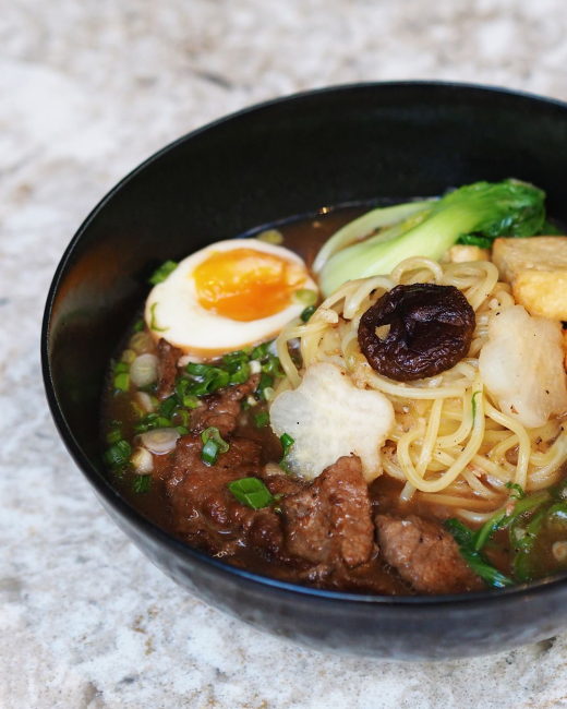 Ororo Moda’da ramen kasesi, et, sebze ve yumurta ile hazırlanan Japon mutfağı lezzeti
