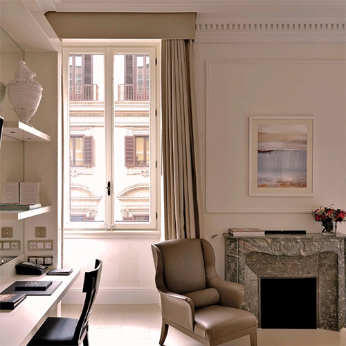 Marka Adı: St. Regis
Ürün Adı: St. Regis Rome Lüks Otel Konaklaması
Ürün Cinsiyeti: Belirtilmemiş
Ürün Tipi: Otel Konaklaması
Ürün Sezonsallığı: Dört Mevsim
Ürün Çeşidi: Lüks Otel Odası
Ürün Özellikleri: Roma'nın zengin tarihi dokusunu yansıtan bu lüks otel odası, klasik ve modern detayların zarif birleşimiyle tasarlanmıştır. Odada, dışarıdaki tarihi yapıların görünümünü içeriye taşıyan geniş pencereler, işlevsel bir çalışma alanı sunan şık bir beyaz masa ve sade bir sandalyenin yanı sıra, dinlenmek için ideal, bej tonlarında, yüksek arkalıklı konforlu bir koltuk bulunmaktadır. Oda duvarları, kalıplı süslemelerle bezeli olup, ortama sofistike bir hava katmaktadır. Mermer detaylı, oyma işçiliğine sahip dekoratif şömine, odanın tarihî ve gösterişli estetiğini tamamlarken, üzerinde asılı çağdaş soyut tablo ise modern bir dokunuş sunar. Açık renk paleti ve geniş pencereler sayesinde oda, aydınlık ve ferah bir atmosfer sunar.
Öne Çıkan Detaylar:
- Klasik mimarinin zarif detaylarını yansıtan duvar süslemeleri ve oymalı mermer şömine.
- Dışarıdaki tarihi binaların görünümünü sunan geniş, çift kanatlı pencere.
- Çalışma veya okuma için ideal, şık tasarımlı beyaz masa ve konforlu, yüksek arkalıklı koltuk.
Kimler Kullanıyor?: Tarihi ve kültürel zenginlikleri lüks ve konforlu bir konaklama deneyimiyle birleştirmek isteyen gezginler bu odayı tercih edebilirler. Seyahatlerinde üst düzey hizmete, zarif ve ferah yaşam alanlarına değer veren, Roma'nın kalbinde hem dinlenip hem de şehrin güzelliklerini keşfetmek isteyenler için idealdir. Mimari estetiği ve sakin bir atmosferi takdir eden herkes, bu lüks odanın sunduğu ayrıcalıklardan keyif alacaktır.